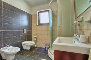 Kúpeľňa v ubytovaní Villa Stokovci in Central Istria for families and kids with a large garden and playground