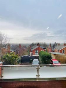Blick auf eine Stadt vom Dach eines Hauses in der Unterkunft Balcony views + Parking in Lincolnshire