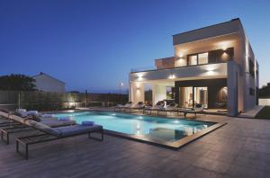 Bazén v ubytovaní Villa Ula in Pula with heated pool and sauna alebo v jeho blízkosti