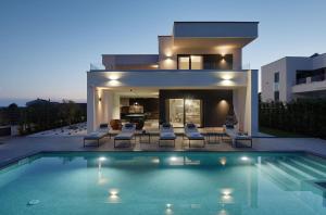 Bazén v ubytovaní Villa Ula in Pula with heated pool and sauna alebo v jeho blízkosti