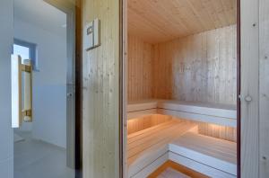 een sauna met een glazen deur bij Villa Ula in Pula with heated pool and sauna in Pula