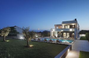Bazén v ubytovaní Villa Ula in Pula with heated pool and sauna alebo v jeho blízkosti