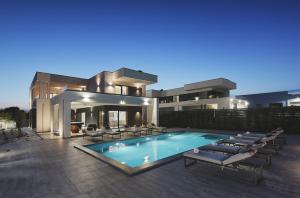Bazén v ubytovaní Villa Ula in Pula with heated pool and sauna alebo v jeho blízkosti