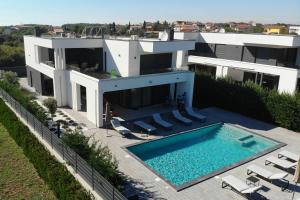 Bazén v ubytovaní Villa Ula in Pula with heated pool and sauna alebo v jeho blízkosti