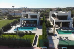 Bazén v ubytovaní Villa Ula in Pula with heated pool and sauna alebo v jeho blízkosti
