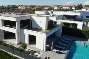 Bazén v ubytovaní Villa Ula in Pula with heated pool and sauna alebo v jeho blízkosti