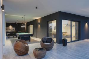 Posedenie v ubytovaní Villa Ula in Pula with heated pool and sauna