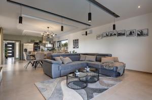 Posedenie v ubytovaní Villa Ula in Pula with heated pool and sauna
