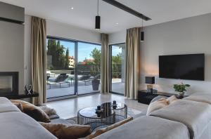 een woonkamer met een bank en een tv bij Villa Ula in Pula with heated pool and sauna in Pula
