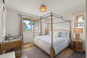 een slaapkamer met een hemelbed en een raam bij Aloha Breeze by AvantStay Ocean View Near Beach in Waianae