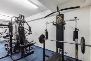een kamer met een fitnessruimte met gewichten en apparatuur bij Apartament Morskie Oko ApartamentyZakopianskie Basen Sauna Jacuzzi in Zakopane
