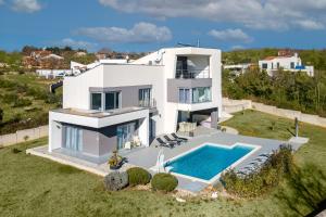 uma vista aérea de uma casa com piscina em Villa Windrose for 8 persons near Marcana with large garden em Marčana