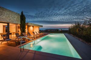 Bazén v ubytování Villa Vigneto near Novigrad for 15 persons with sea view and whirlpool nebo v jeho okolí