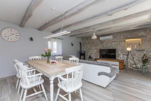 Televízia a/alebo spoločenská miestnosť v ubytovaní Villa Viscum in Central Istria for 8 persons with large garden - pet friendly
