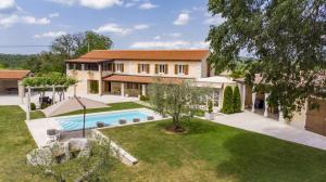 Bazén v ubytovaní Villa Viscum in Central Istria for 8 persons with large garden - pet friendly alebo v jeho blízkosti