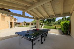 Stolný tenis v ubytovaní Villa Viscum in Central Istria for 8 persons with large garden - pet friendly alebo v jeho okolí