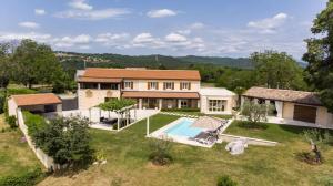 Výhled na bazén z ubytování Villa Viscum in Central Istria for 8 persons with large garden - pet friendly nebo okolí