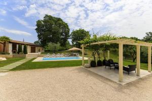 Bazén v ubytovaní Villa Viscum in Central Istria for 8 persons with large garden - pet friendly alebo v jeho blízkosti
