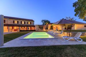 Bazén v ubytovaní Villa Viscum in Central Istria for 8 persons with large garden - pet friendly alebo v jeho blízkosti