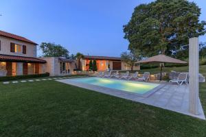 Bazén v ubytovaní Villa Viscum in Central Istria for 8 persons with large garden - pet friendly alebo v jeho blízkosti