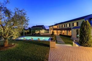 Bazén v ubytovaní Villa Viscum in Central Istria for 8 persons with large garden - pet friendly alebo v jeho blízkosti
