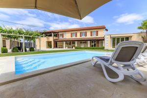 Bazén v ubytovaní Villa Viscum in Central Istria for 8 persons with large garden - pet friendly alebo v jeho blízkosti