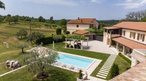 Bazén v ubytovaní Villa Viscum in Central Istria for 8 persons with large garden - pet friendly alebo v jeho blízkosti