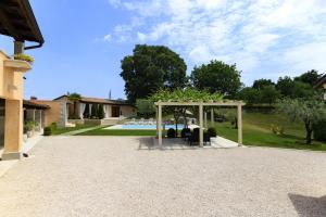 Vonkajšia záhrada v ubytovaní Villa Viscum in Central Istria for 8 persons with large garden - pet friendly