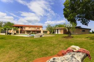 Vonkajšia záhrada v ubytovaní Villa Viscum in Central Istria for 8 persons with large garden - pet friendly