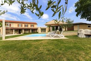 Bazén v ubytovaní Villa Viscum in Central Istria for 8 persons with large garden - pet friendly alebo v jeho blízkosti