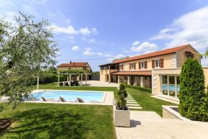 Bazén v ubytovaní Villa Viscum in Central Istria for 8 persons with large garden - pet friendly alebo v jeho blízkosti