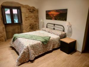 1 dormitorio con 2 camas y un cuadro en la pared en O Rincón de Esther, en Vedra