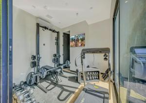 Фитнес-центр и/или тренажеры в Contemporary 4 Bedroom Villa In West Hollywood