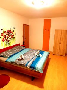 ein Schlafzimmer mit einem Bett mit zwei ausgestopften Tieren darauf in der Unterkunft Hotel Zemlinski in Payerbach