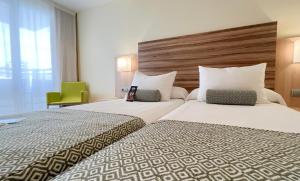 Łóżko lub łóżka w pokoju w obiekcie Riviera Beachotel - Adults Recommended