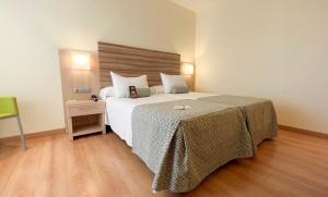 Łóżko lub łóżka w pokoju w obiekcie Riviera Beachotel - Adults Recommended