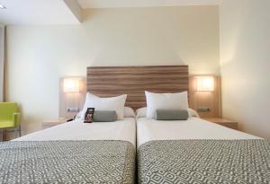 Łóżko lub łóżka w pokoju w obiekcie Riviera Beachotel - Adults Recommended
