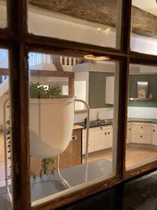 Blick auf eine Küche durch ein Fenster in der Unterkunft Luxe, landelijke vakantiewoning der alte Birnenbaum Duitsland-Sankt Wendel in Sankt Wendel