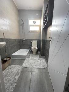 een badkamer met een toilet, een bad en een wastafel bij 4S private room in a shared appartment in Caïro