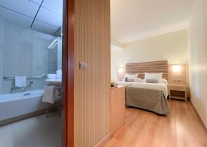 Łóżko lub łóżka w pokoju w obiekcie Riviera Beachotel - Adults Recommended