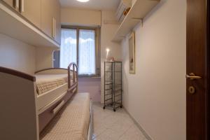 ein kleines Zimmer mit einem Etagenbett und einem Fenster in der Unterkunft Appartamento CI in Follonica