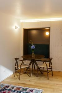 a dining room with a table and two chairs at Kleines Stadthaus in Toplage in Vienna