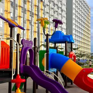 un parque infantil con tobogán en una ciudad en Staycation in Pasig Love Never Fails en Manila