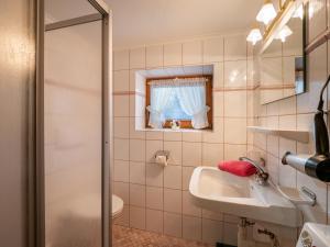 W łazience znajduje się umywalka i lustro. w obiekcie Chalet - Appartements Julitta w Mayrhofen