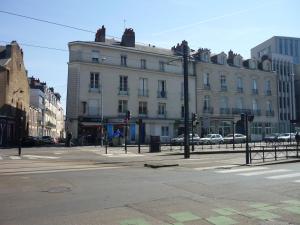 uma rua da cidade vazia com um grande edifício branco em CHU-Cité des congrès 6 personnes logement entier em Nantes