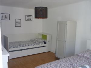 um quarto com 2 camas e um armário branco em CHU-Cité des congrès 6 personnes logement entier em Nantes