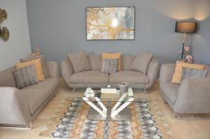 Zona d'estar a Luxurious Superior Apartment One Bedroom Space available