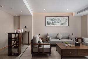 - un salon avec un canapé et une table dans l'établissement Wanda Yue Suzhou Huangdai, à Suzhou