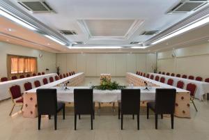 The business area and/or conference room at Dunia Hôtel Bissau