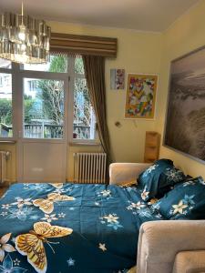 una camera con letto e piumone blu di Belle Frêne II a Bruxelles